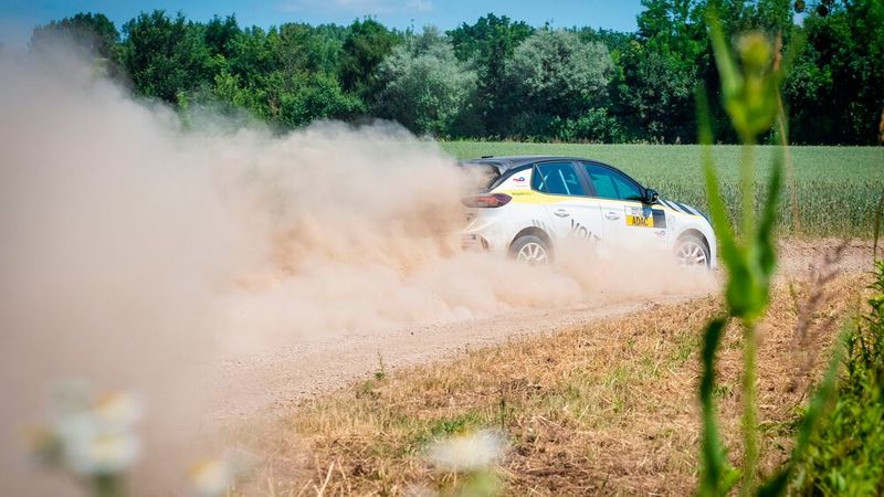 Der Opel Corsa-e ist weltweit das erste E-Fahrzeug, mit dem ein Markenpokal (ADAC Opel Electric Rally Cup „powered by GSe“) ausgetragen wird. Die Serie soll jungen Talenten als Einstiegsplattform in den Rallyesport dienen. (Bild: Opel)