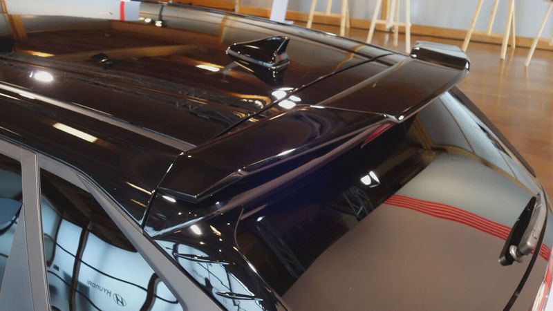 Erkennbar ist der i20 von außen zudem am Dachspoiler... (Bild: Wehner/»kfz-betrieb«)