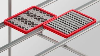 Die neue Gleitleiste D30 mit Führungssteg „H13 z“ führt Transportkisten sicher auf parallelen Bahnen in Lean-Systemen. (Item)