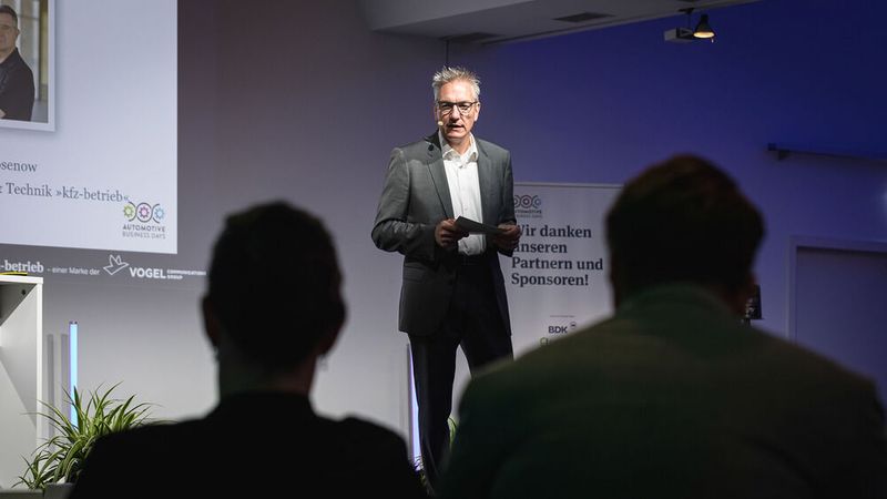 Wolfgang Michel, Chefredakteur von »kfz-betrieb«, eröffnete auch den zweiten Kongresstag. (Bild: Stefan Bausewein)