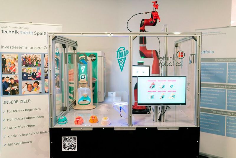 Eine Abkühlung gibt es am Gemeinschaftsstand Bayern Innovativ. Das Unternehmen ITQ stellt hier ihren intelligenten und kollaborativen Fwip Ice Demonstrator vor. Er soll die Möglichkeiten von Smart Collaborative Robots veranschaulichen. Konzipiert wurde der Demonstrator von zwei Studenten. SPS 2022: Halle 6, Stand 240.  (Bild: ITQ)