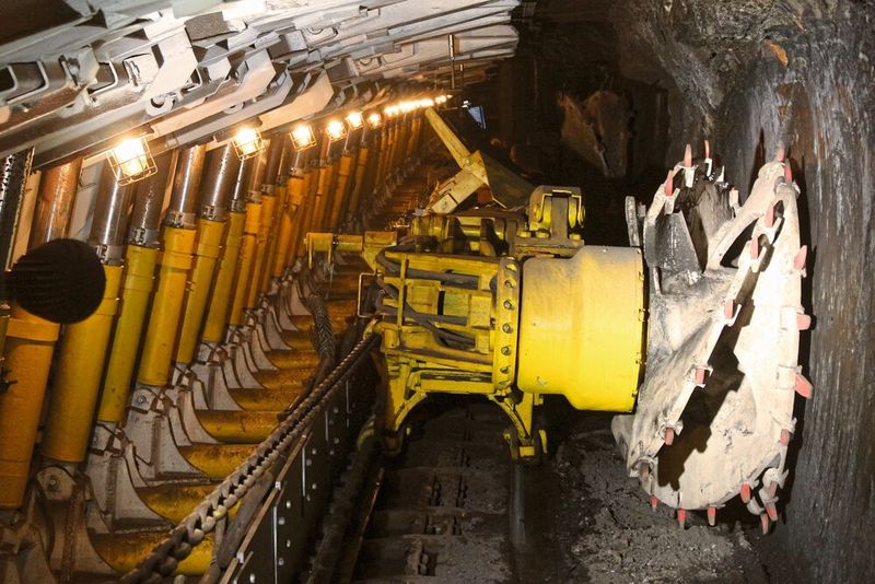 In Walzenladern im Steinkohle-Bergbau sorgen explosionsgeschützte Absolutwertgeber von Hengstler für die optimale Ausrichtung der Schneidwalzen. (Bild: 2018 Tupungato/Shutterstock)