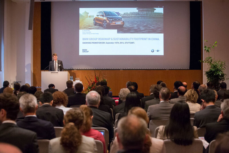 Dr. Alexander Nick von BMW informiert über das Engagement des Automobilbauers in Shenyang. (Bild: Ale Zea)