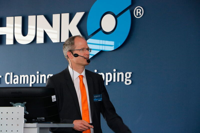 Dr. Johannes Kurth, Leiter Engineering / Advanced Technology Solutions Kuka Systems GmbH, über Herausforderungen und Lösungen von MRK-Anlagen für die Serienproduktion. (Sonnenberg)