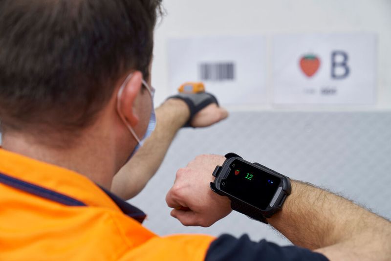 Einsatz der Wearables in der Kommissionierung bei BMW in München.(Bild:  BMW)