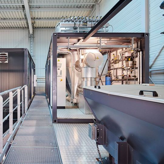 Thyssenkrupp Rothe Erde nutzt die beim Pyrolyseprozess entstehende Wärme für den Produktionsstandort in Lippstadt und kann damit rund 80 % des Wärmebedarfs vor Ort decken. Thyssenkrupp Rothe Erde nutzt die beim Pyrolyseprozess entstehende Wärme für den Produktionsstandort in Lippstadt und kann damit rund 80 % des Wärmebedarfs vor Ort decken.