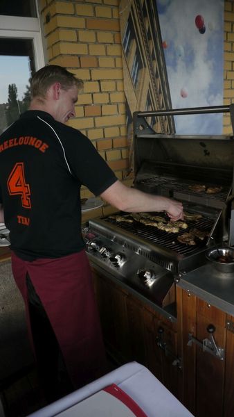 Frisch gegrilltes Fleisch bildete den Höhepunkt des abendlichen Essens in der Spreelounge. (Bild: Ferrari Electronic)