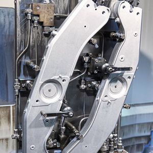 Zu den Vorrichtungen gehört für jede der 15 Maschinen eine Grundplatte mit Spannbolzen, die von den Nullpunktspannmodulen aufgenommen werden.(Bild:  Fémalk)