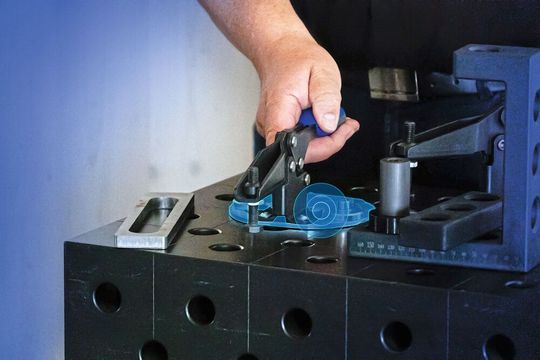 Mit den Schnellspannsystemen für Schweisstische von Kipp lassen sich Werkstücke, Anschläge und Vorrichtungselemente zügig positionieren, fixieren und wieder lösen.(Bild:  Kipp)