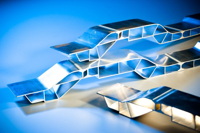 Profilabschnitte der rührreibgeschweissten Aluminiumhohlprofile für den Mercedes SL. (Bild: Riftec)