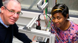 Professor Stefan Diebels und Doktorandin Carole Tsegouog untersuchen an eigens hierfür weiterentwickelten Versuchsständen die Wechselwirkungen bei Überlagerung von Biegen und Torsion von Kabeln. Dabei belasten und verdrehen sie verschiedene Kabelarten und sammeln Daten, welche Kräfte dabei wirken. (Bild: Claudia Ehrlich)