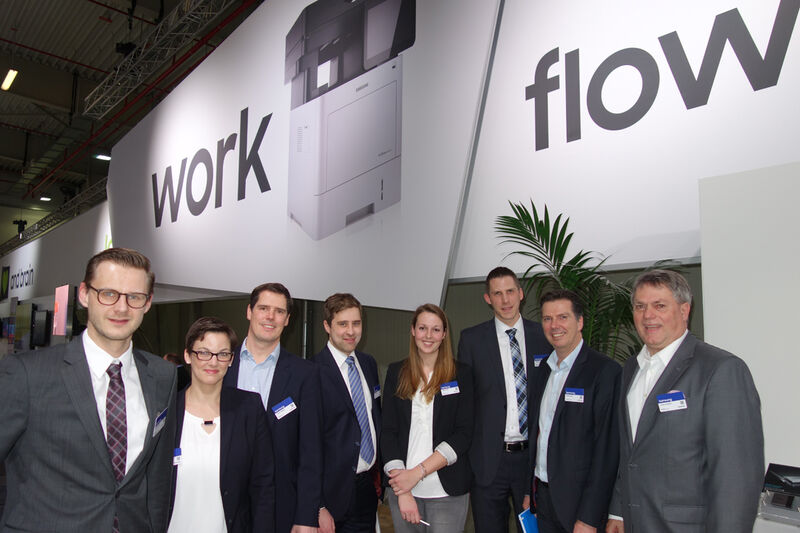 (r.) Norbert Höpfner, Samsung mit seinem Printer Team. (Bild: IT-BUSINESS)