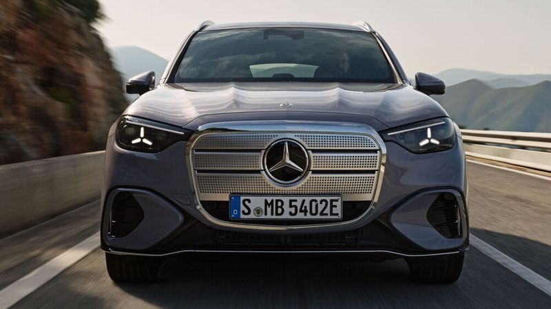 Der gewaltige neue GLC-Grill kommt optional illuminiert.  (Bild: © Mercedes-Benz )