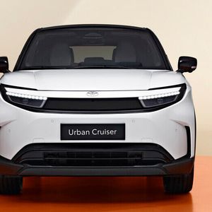 Ein Design-Schlüsselelement ist die neue „Hammerhead"-Frontpartie. (Bild:  Toyota)