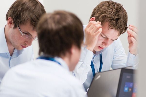 In diesem Jahr drehte sich alles rund um das Thema „Next Generation Network (NGN)“. So entwickelten die Teilnehmer im laufenden Wettbewerb den Prototypen eines Netzwerkcontrollers, der eine Quality of Service (QoS) für Datenströme sicherstellt und eine Quality of Experience (QoE) für die Endnutzer garantiert. (Bild: Rohde & Schwarz / Paul Hiller)