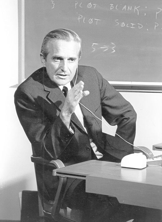 Der Erfinder:  Der Ingenieur und Computertechniker Douglas C. Engelbart (Photo von 1968) gildt nicht nur als Erfinder der Maus, er trug auch maßgeblich zur Entwicklung von Hypertext, Videokonferenzen und GUIs wie wir sie heute kennen bei.(Bild:  SRI Douglas Engelbart 1968 / / CC BY-SA 3.0)