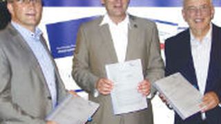 v. li.: Ralf Buruck, Geschäftsführer Garantie-Service, Ansgar Klein, Geschäftsführender Vorstand BVfK und Bernhard Becklönne, Direktor Vertrieb CG Car-Garantie, freuen sich auf die Zusammenarbeit. (Foto: GSG)