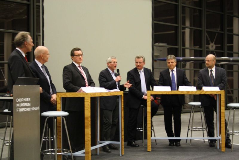 Die Experten der anschließenden Podiumsdiskussion von links: Prof. Dr.-Ing. Klaus Drechsler, TU München, Dr. Wolfgang Schröder, Geschäftsführer CCeV, Heinrich Timm, ehemaliger Leiter des Leichtbauzentrums der Audi AG, der Moderator Prof. Dr.-Ing. Horst Baier vom Lehrstuhl für Leichtbau an der Technischen Universität München, Dr. Lars Herbeck, Voith GmbH, Dr. Hubert Jäger, SGL Carbon, Vorstandsvorsitzender CCeV und Thomas Stute der Raumfahrtexperte. Somit waren alle relevanten CFK-Branchen für eine fundierte Diskussion vertreten. (CCeV)