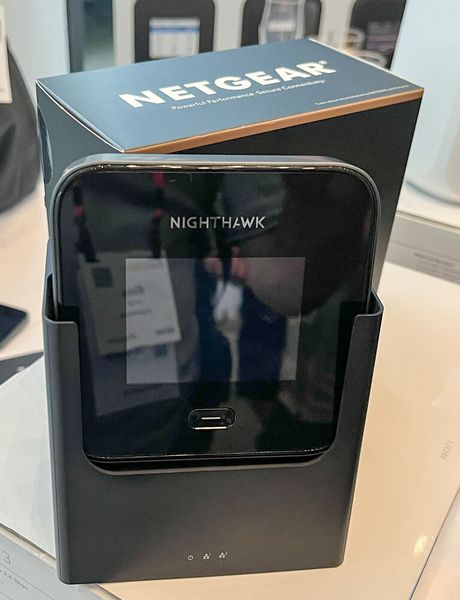 Für den stationären Einsatz bietet Netgear als Zubehör den Nighthawk Home Cradle an. Der Router wird einfach eingeschoben und so via USB-C verbunden.   (Bild: Vogel IT-Medien)