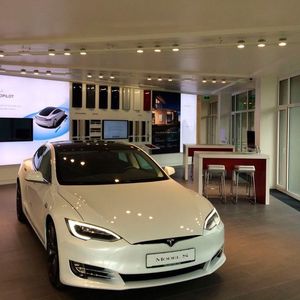 (Tesla)