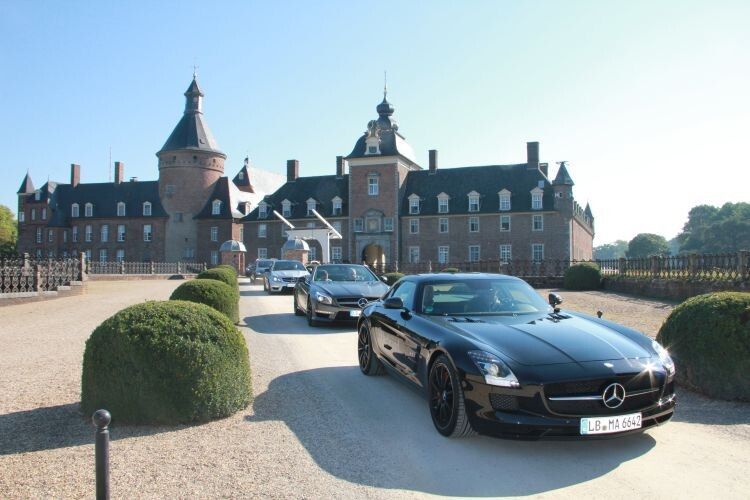 Die AMG-Fahrveranstaltung führte 2013 potenzielle Kunden u. a. zur Wasserburg Anholt. (Foto: Herbrand)