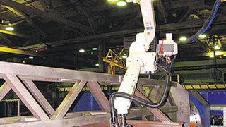 Alle zehn Achsen der Roboteranlage werden koordiniert über eine OTC-Servosteuerung betrieben. (Bild: OTC)