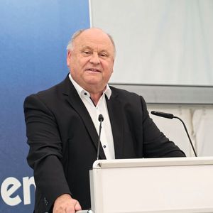 BFC-Vorstand Helmut Peter appellierte an die Absolventen, auch nach dem Abschluss weiter zu lernen.(Bild:  Büttner/»kfz-betrieb«)