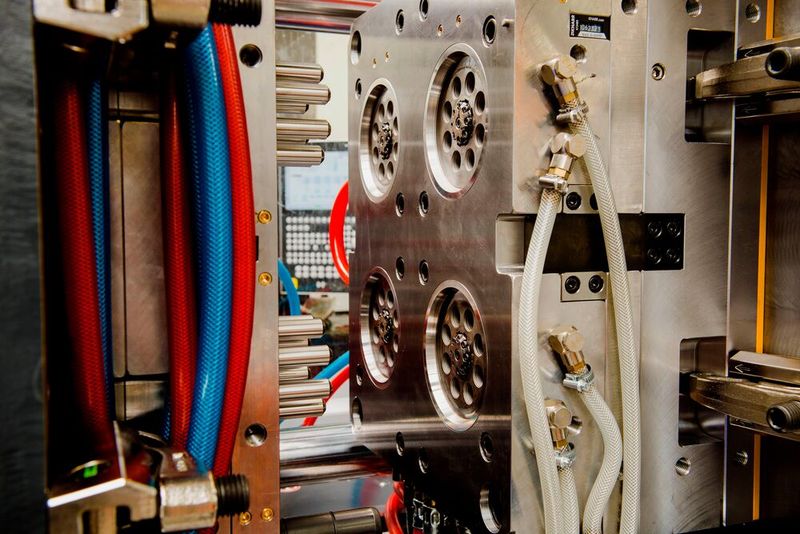 Schneller produktiv: Dank der Tuschierpresse können die Werkzeugbauer mit wenigen Korrektur- und Überprüfungsschleifen die Werkzeuge finalisieren, so dass sie ausgereift und bereit für die Serienfertigung auf die Spritzgießmaschine kommen.  (Bild: Maschinenmarkt/rw)