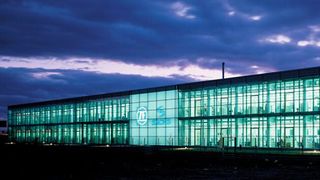 ZF investiert jährlich rund 5 Prozent des Umsatzes in Forschung und Entwicklung, immer wieder markieren innovative Produkte von ZF den aktuellen Stand der Technik. Hier das Entwicklungszentrum in Schweinfurt, einer von sechs Hauptentwicklungsstandorten von ZF. (Foto: ZF)