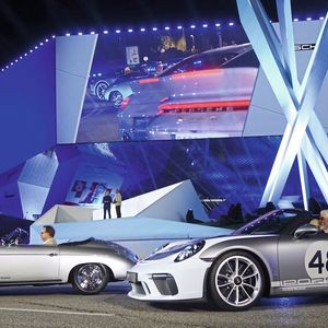 Sportwagen aus 75 Jahren Porsche untermalten die Show mit Fahraktionen.	   (Bild:  Dominsky – VCG)