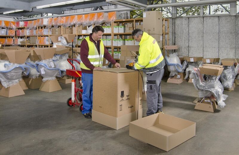 Vormontagen, Preisauszeichnungen oder wie hier Verpackungen oder Kommissionierungen sind typische Mehrwertdienstleistungen des Logistikdienstleisters Transco. (Bild: Transco)