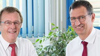 Die erweiterte Geschäftsführung von Fertig Motors: Erwin Fertig (links) übergibt die operative Geschäftsführung an Dietmar Hamberger, verbleibt aber in der Geschäftsführung des Unternehmens. (Beckhoff)