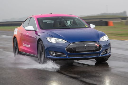 Für die Vorstellung des Systems hatte Brembo einige von Teslas Model 3 umgerüstet.(Bild:  Brembo)
