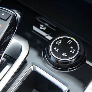 Statt Allradantrieb gibt es verschiedene Traktionsprogramme.