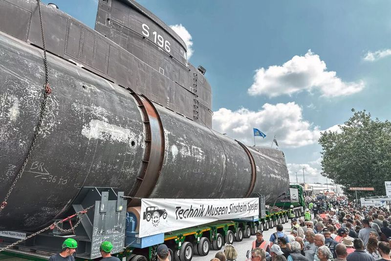 Der Transport des U-Boots U-17 war natürlich ein Highlight für Besucher. Wie TII Scheuerle sagt, haben das einmalige Logistikereignis viele tausend Menschen begleitet. (Bild: TII Scheuerle)