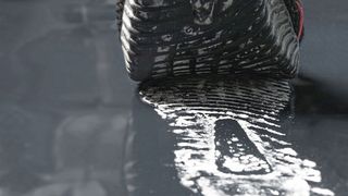 Die Oberfläche der Staubfangmatte von Kager entfernt laut Hersteller selbst festsitzende Staub- und Schmutzpartikel von Schuhsohlen oder von den Rollen mobiler Transportsysteme. (Bild: Kiefer Industriefotografie)