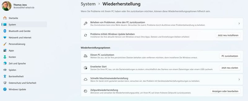 Die Seite „System“ und „Wiederherstellung“ führt die Wiederherstellungsoptionen von Windows 11 auf, darunter „Diesen PC zurücksetzen“, die Schnelle Maschinenwiederherstellung und der Erweiterte Start als Einstieg in WinRE. (Bild: Joos | Microsoft)