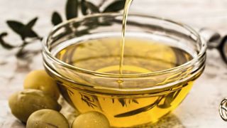 Um möglichst große Gewinnspannen zu erzielen, deklarieren Betrüger minderwertige Öle um. (gemeinfrei)