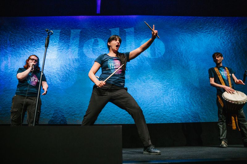 Das Drum Café Sticky Wicked trommelte den Tag an... (Shopware AG)