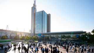 Besucherströme in Hannover! Rund 92.000 Gäste kamen vom 18. bis 23. September, um sich über die Innovationen der rund 1.850 Aussteller auf der EMO 2023 zu informieren. Die Messe soll in Sachen konkrete Abschlüsse teilweise das Niveau von 2019 wieder erreicht haben. (Bild: VDW)