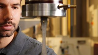 An der TU Kaiserslautern werden neuartige Materialien erforscht, die sowohl leicht sind als auch die für den Flugzeugbau notwendige elektrische Leitfähigkeit mit sich bringen. (TU Kaiserslautern)