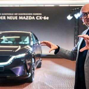 Jo Stenuit, Designchef bei Mazda Motor Europe, erläuterte die Designsprache des  Crossover-SUVs.(Bild:  SilkeSteinrathsPhotography)