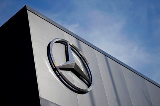 Bei Mercedes-Benz schlugen die Wellen der Proteste unter der Belegschaft hoch, als in Sindelfingen verkündet wurde, dass zwei Werke geschlossen werden, wenn der Premiumautobauer die Kosten nicht auf ein erträgliches Niveau in Deutschland drücken kann ...(Bild:  Mercedes-Benz)