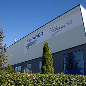 Die vom spanischen Unternehmen Athade hergestellten Maschinen sind für Bandstahlrollen-Verarbeitungsanlagen, Walzwerke und Hersteller von Stahlprofilen/-rohren gedacht, die sich zu 80 % außerhalb Spaniens befinden.