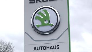 Das Autohaus Waser in Waldshut-Tiengen handelt unter anderem mit Skoda. Vor allem aber ist der Händler auf vielen Kanälen in der Region präsent. (Grimm/»kfz-betrieb«)