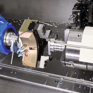 Nach der Drehbearbeitung entnimmt der Roboter das Bauteil von der Gegenspindel. (Bild:  Yaskawa)