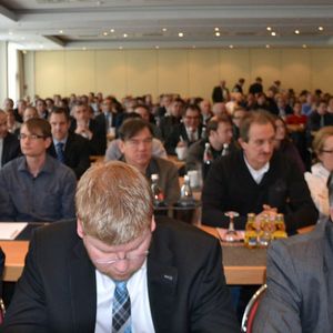 Knapp 300 Händler waren zur außerordentlichen Mitgliederversammlung angereist, um sich über den aktuellen Stand in Sachen Letter-of-Intent, neue Händlerverträge und die Transportkostenklage zu informieren.(Foto:  Mauritz)