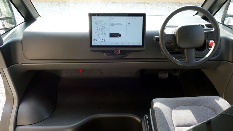 Dementsprechend gibt es auch nur einen Sitz. Auffällig ist das 16-Zoll-Display im ansonsten minimalistisch gehaltenen Innenraum. (Bild: Wehner)