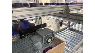 Bild 1: Die Teile (links, Mitte) im Blick: der Vision Sensor CS-60 (rechts, Mitte) fokussiert mit einem Winkel von 45 Grad die am Bandende ankommenden Objekte. (Bild: di-soric)