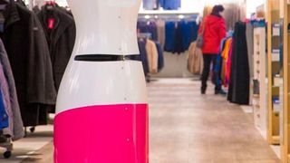 Der RFID-Inventur-Roboter Tory nimmt im Modehaus Adler die Inventur in die Hand. (Metralabs)